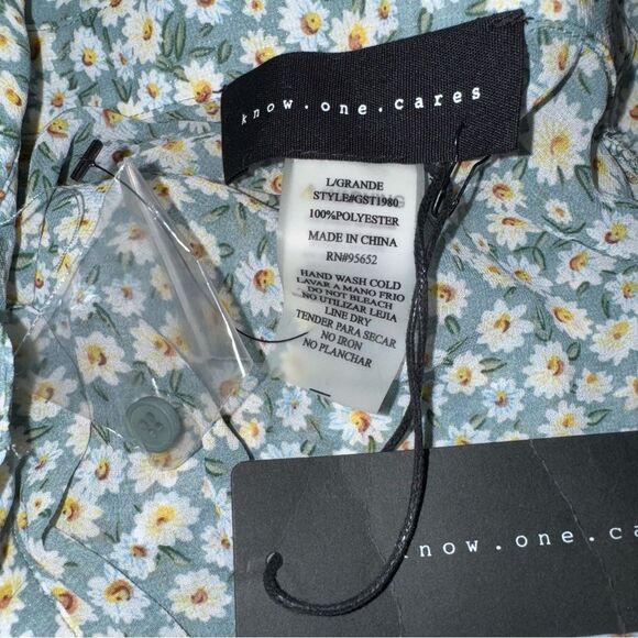 NWT Know One Cares Floral Green Blue Short Sleeve Crop Top Blouse V Neck size L - Picture 8 of 11